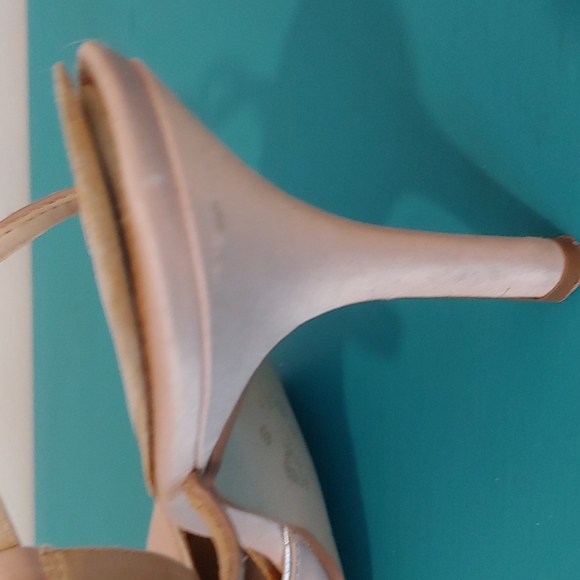 🙂2/$20- Varsavia viamara Nude heels size - Picture 5 of 5